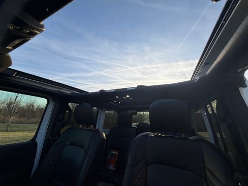 Used 2022 Jeep Wrangler Unlimited Sahara image 11