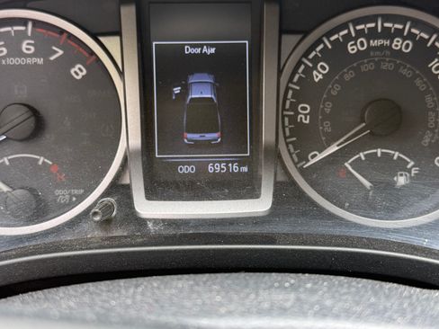 Used 2018 Toyota Tacoma SR5 RWD image 6