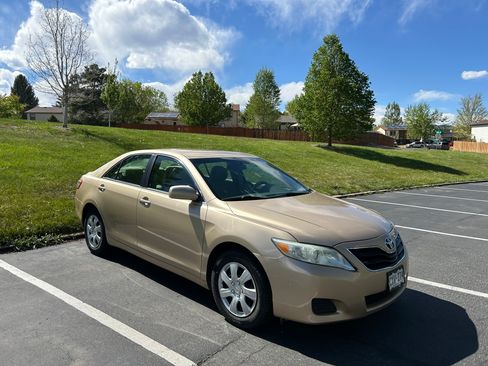 Used 2010 Toyota Camry FWD image 1