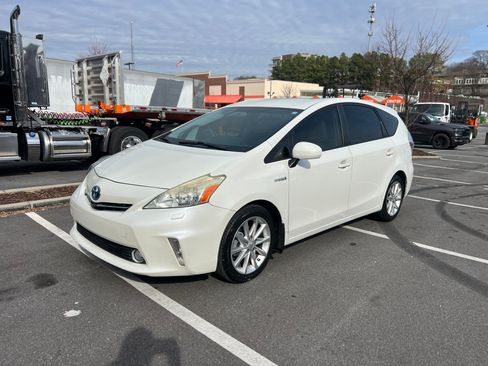 Used 2014 Toyota Prius V Five image 1