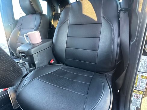 Used 2017 Toyota Tacoma TRD Sport image 9