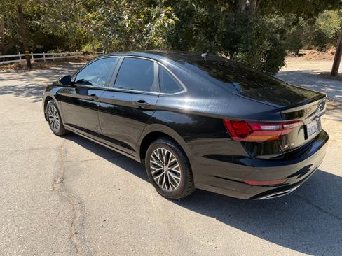 Used 2019 Volkswagen Jetta SE w/ Cold Weather Package FWD image 9