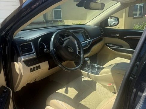 Used 2017 Toyota Highlander Limited Platinum FWD image 5