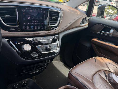 Used 2018 Chrysler Pacifica Limited w/ Advanced Safetytec Group FWD image 14