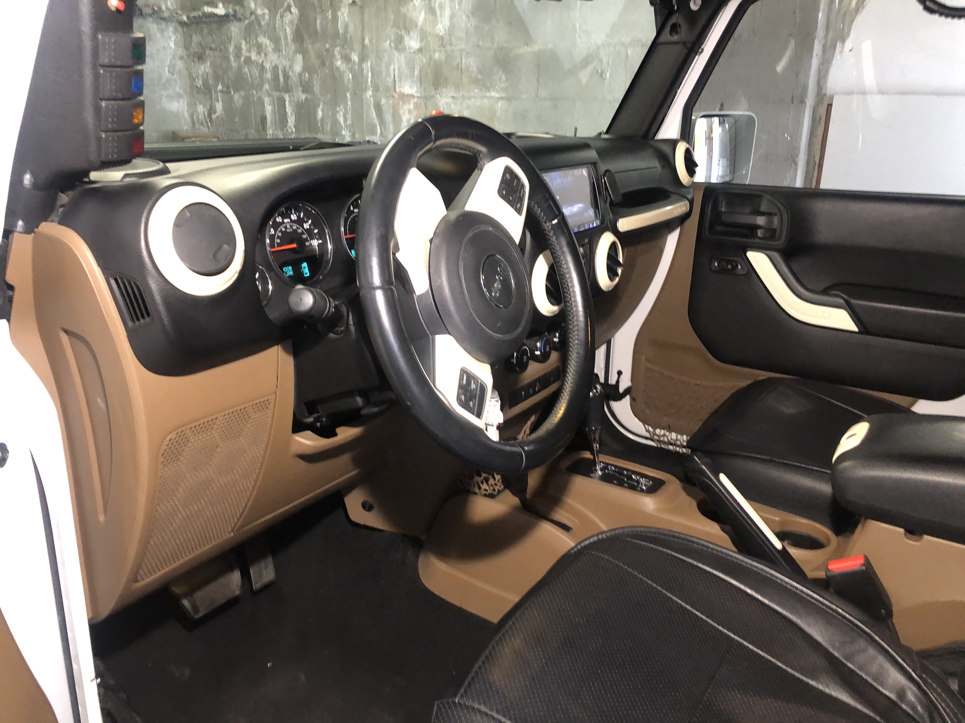 Used 2015 Jeep Wrangler Unlimited Sahara w/ Connectivity Group AWD/4WD image 15