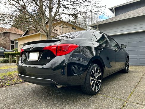 Used 2018 Toyota Corolla SE image 2