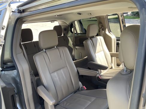 Used 2015 Chrysler Town & Country Touring w/ Driver Convenience Group FWD image 16