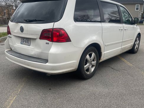 Used 2011 Volkswagen Routan SE image 5