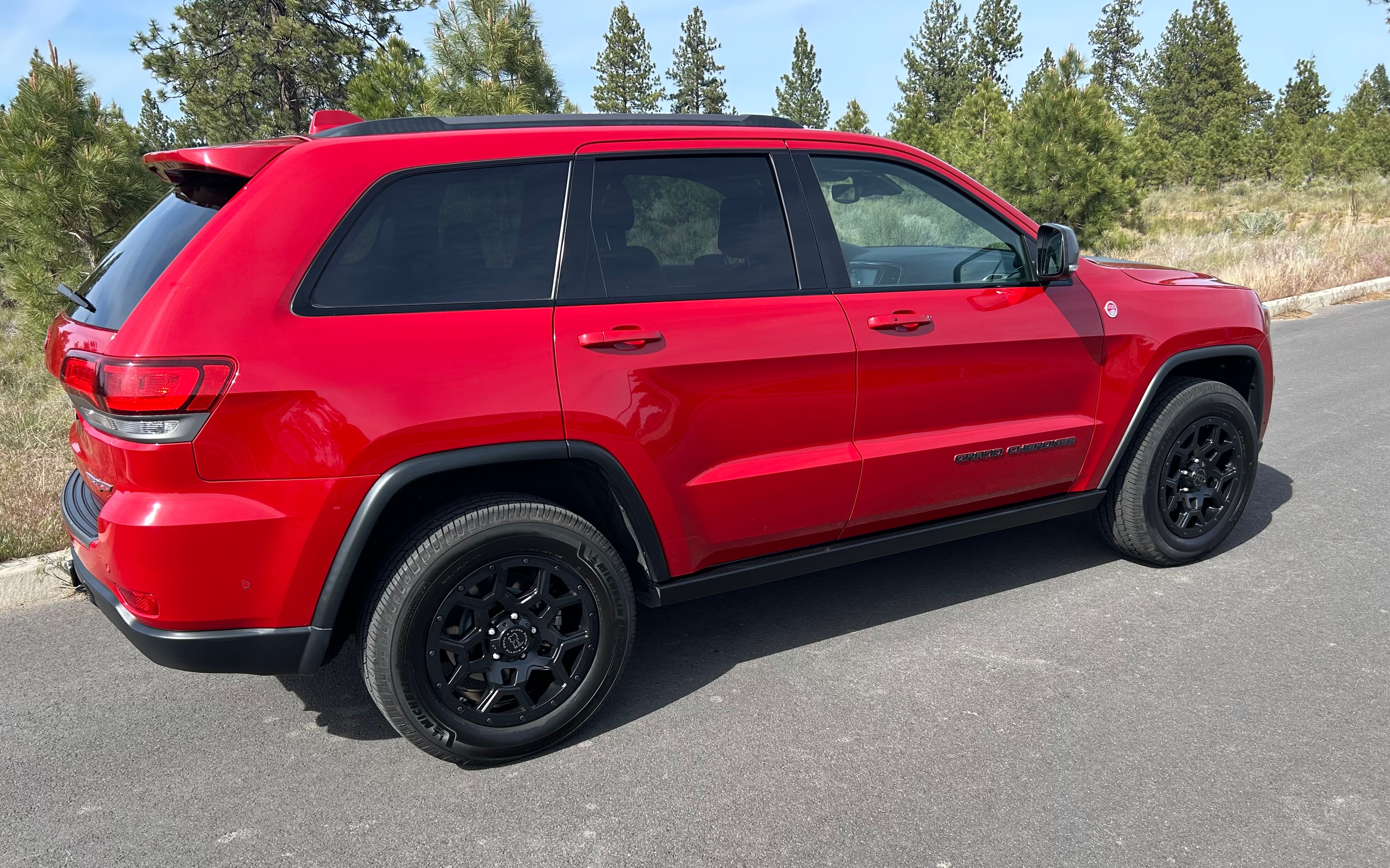 Used 2017 Jeep Grand Cherokee Trailhawk w/ Trailhawk Luxury Group AWD/4WD image 2