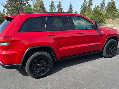 Used 2017 Jeep Grand Cherokee Trailhawk w/ Trailhawk Luxury Group AWD/4WD image 2