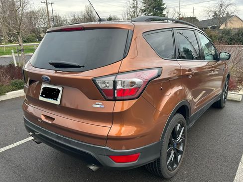 Used 2017 Ford Escape SE w/ SE Sport Appearance Package image 9