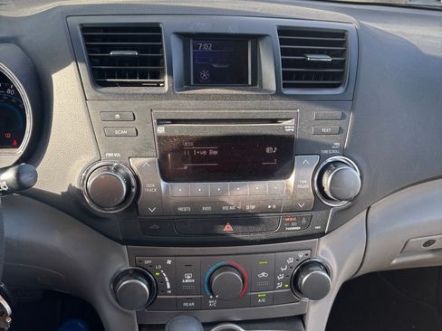 Used 2012 Toyota Highlander 4WD Hybrid w/ Cold Weather Pkg image 15
