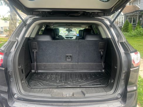 Used 2017 Chevrolet Traverse LT w/ Style and Technology Package FWD image 11