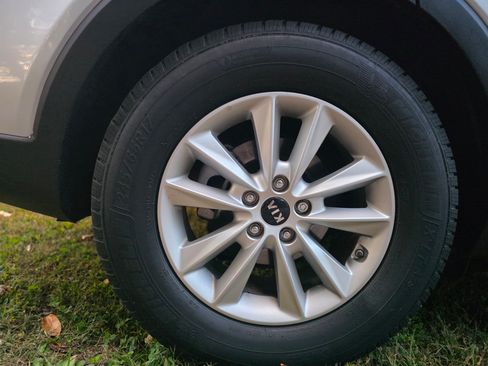 Used 2019 Kia Sorento LX w/ LX Convenience Package image 9