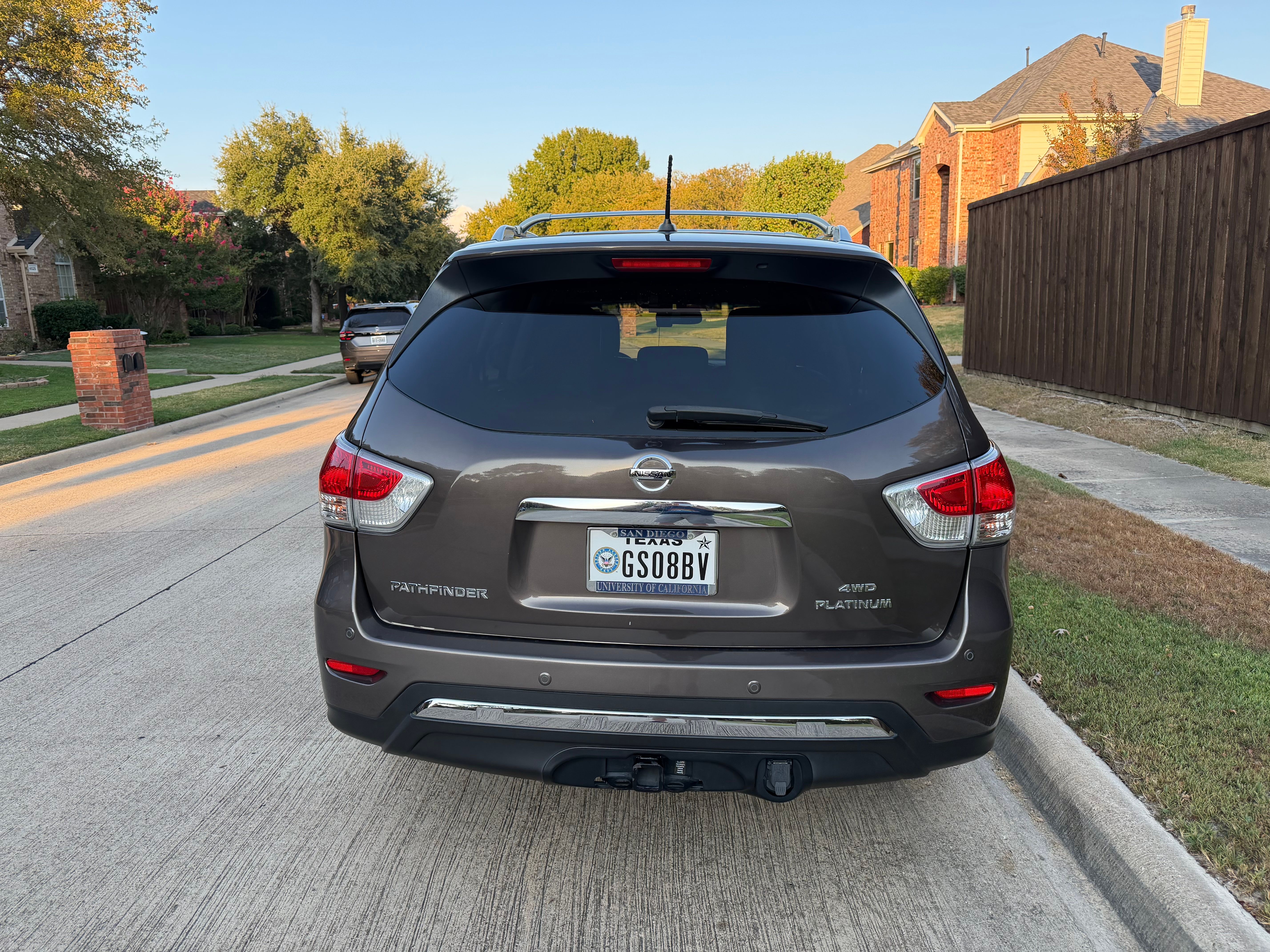 Used 2015 Nissan Pathfinder Platinum w/ Family Entertainment Package FWD image 9