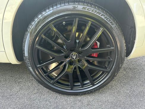 Used 2022 Maserati Levante Modena AWD/4WD image 21