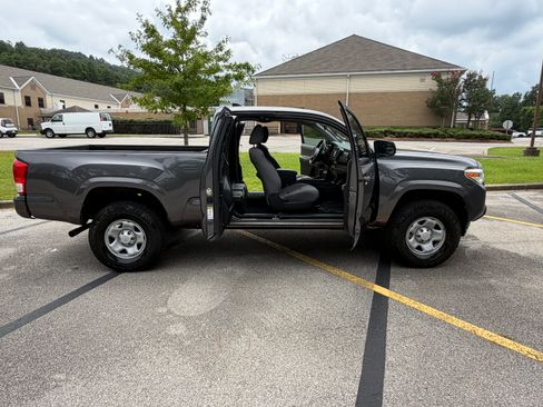 Used 2017 Toyota Tacoma SR RWD image 19