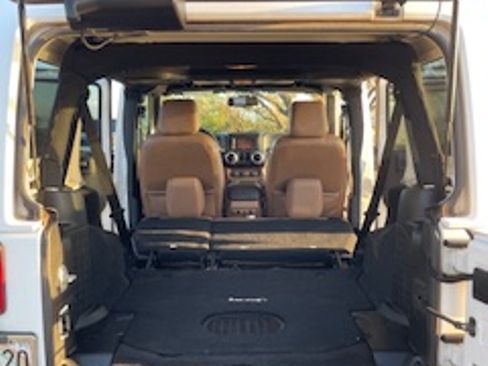 Used 2015 Jeep Wrangler Unlimited Rubicon w/ Connectivity Group image 8