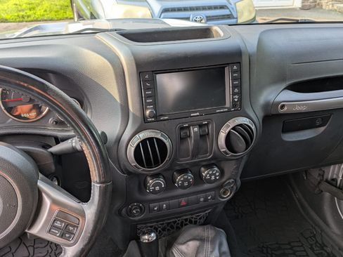 Used 2018 Jeep Wrangler Sahara AWD/4WD image 6