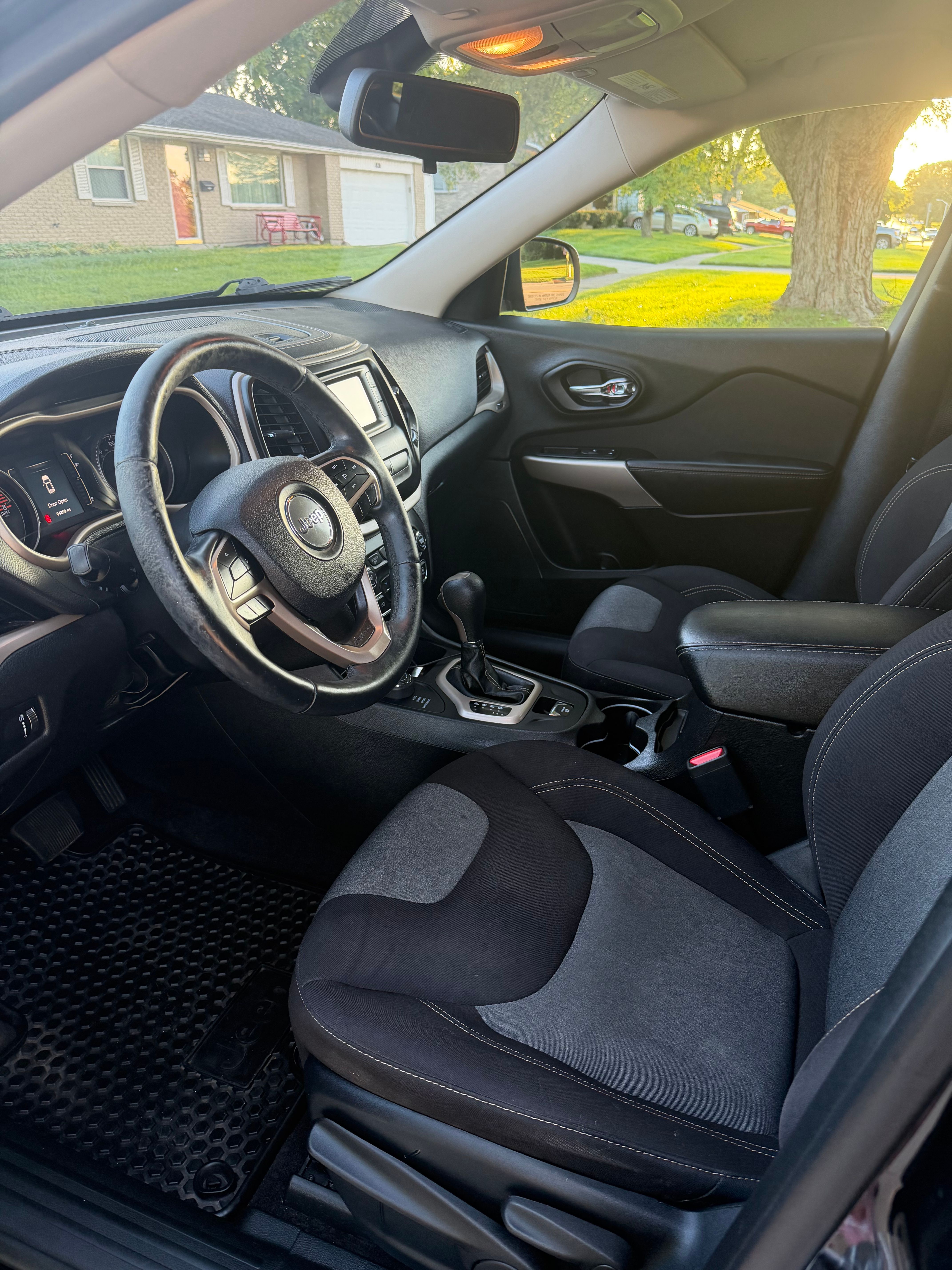 Used 2018 Jeep Cherokee Latitude w/ Altitude Package AWD/4WD image 9