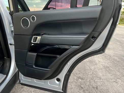 Used 2014 Land Rover Range Rover HSE image 17