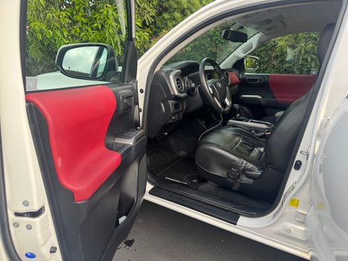 Used 2017 Toyota Tacoma SR5 w/ Tow Package RWD image 12