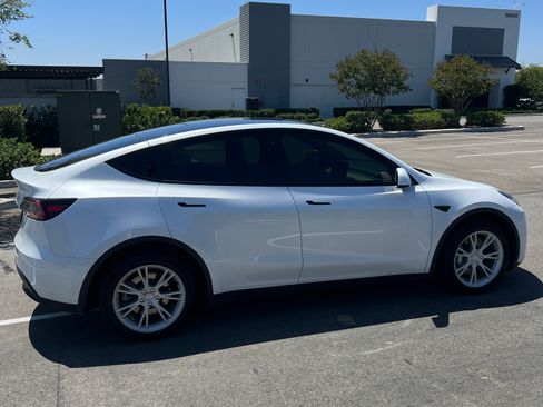 Used 2023 Tesla Model Y Long Range AWD/4WD image 9