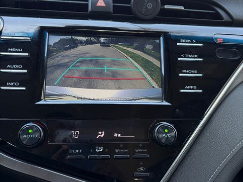 Used 2018 Toyota Camry SE image 11