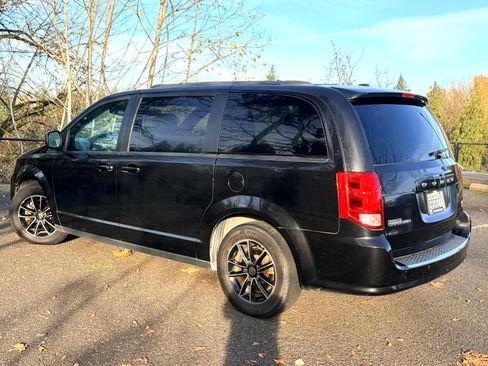 Used 2018 Dodge Grand Caravan GT image 2