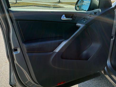 Used 2010 Volkswagen Tiguan SE image 13