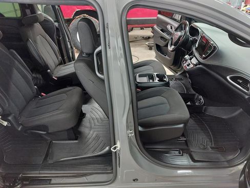 Used 2021 Chrysler Pacifica Touring w/ S Appearance Package image 16