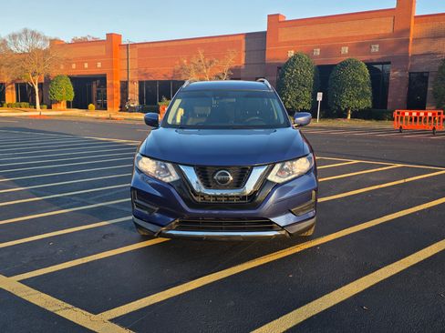 Used 2020 Nissan Rogue SV image 2