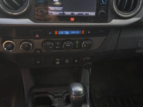 Used 2019 Toyota Tacoma TRD Off-Road w/ TRD Premium Off Road Package AWD/4WD image 9