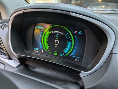 Used 2018 Chevrolet Volt LT w/ Comfort Package image 16