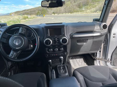 Used 2016 Jeep Wrangler Unlimited Rubicon w/ Connectivity Group AWD/4WD image 17