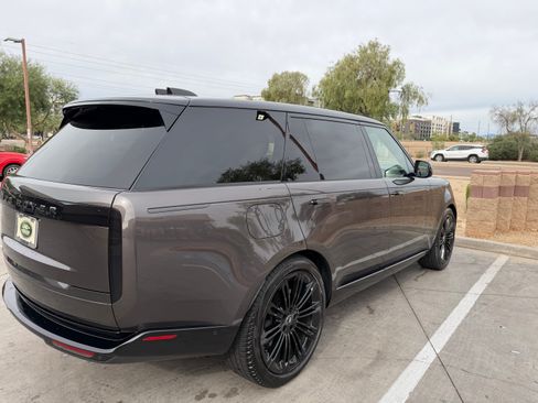 Used 2024 Land Rover Range Rover Long Wheelbase SE image 5