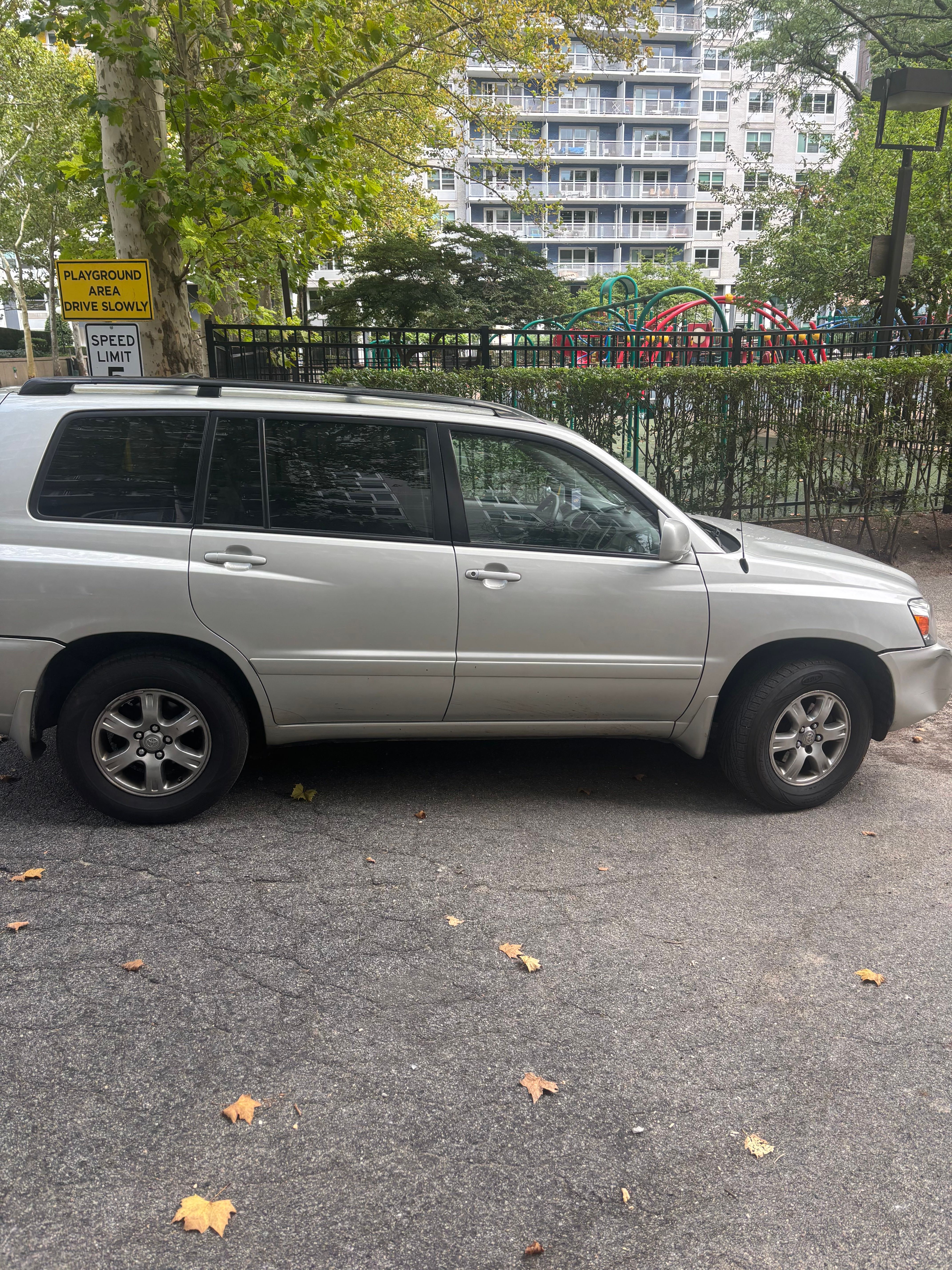 Used 2004 Toyota Highlander 2WD V6 w/ Appearance Pkg image 2