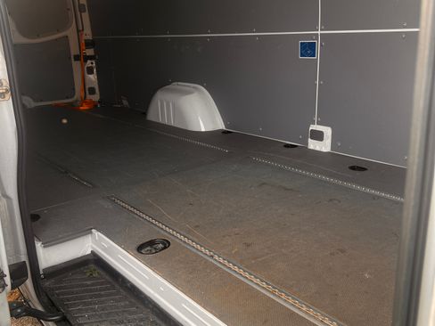 Used 2010 Mercedes-Benz Sprinter 2500 image 6