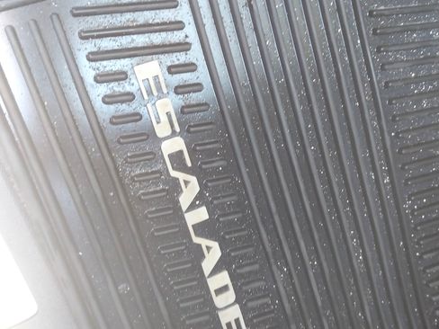 Used 2010 Cadillac Escalade ESV Premium image 16