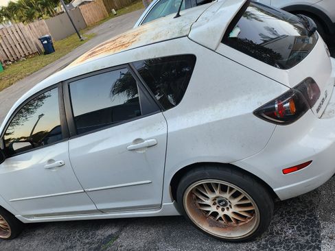 Used 2004 MAZDA MAZDA3 s w/ Moonroof & 6-CD Pkg image 10