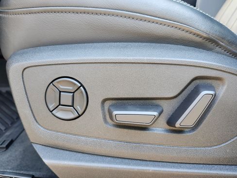 Used 2021 Audi e-tron Premium w/ Convenience Plus Package AWD/4WD image 31