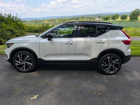 Used 2022 Volvo XC40 T5 R-Design image 1