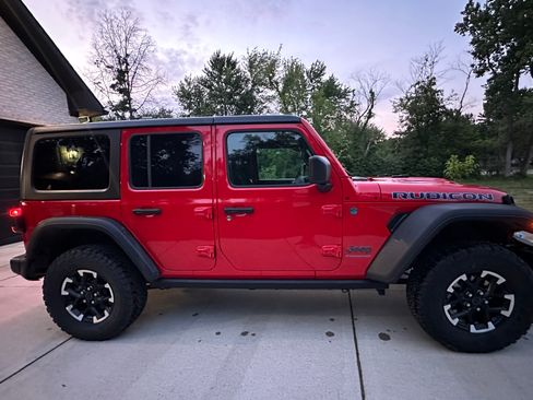 Used 2025 Jeep Wrangler Unlimited Rubicon 4xe w/ Safety Group AWD/4WD image 6