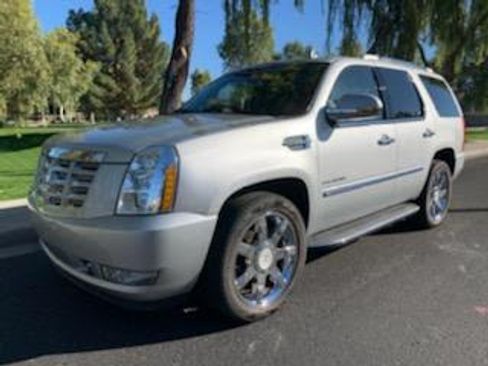 Used 2010 Cadillac Escalade Luxury image 1
