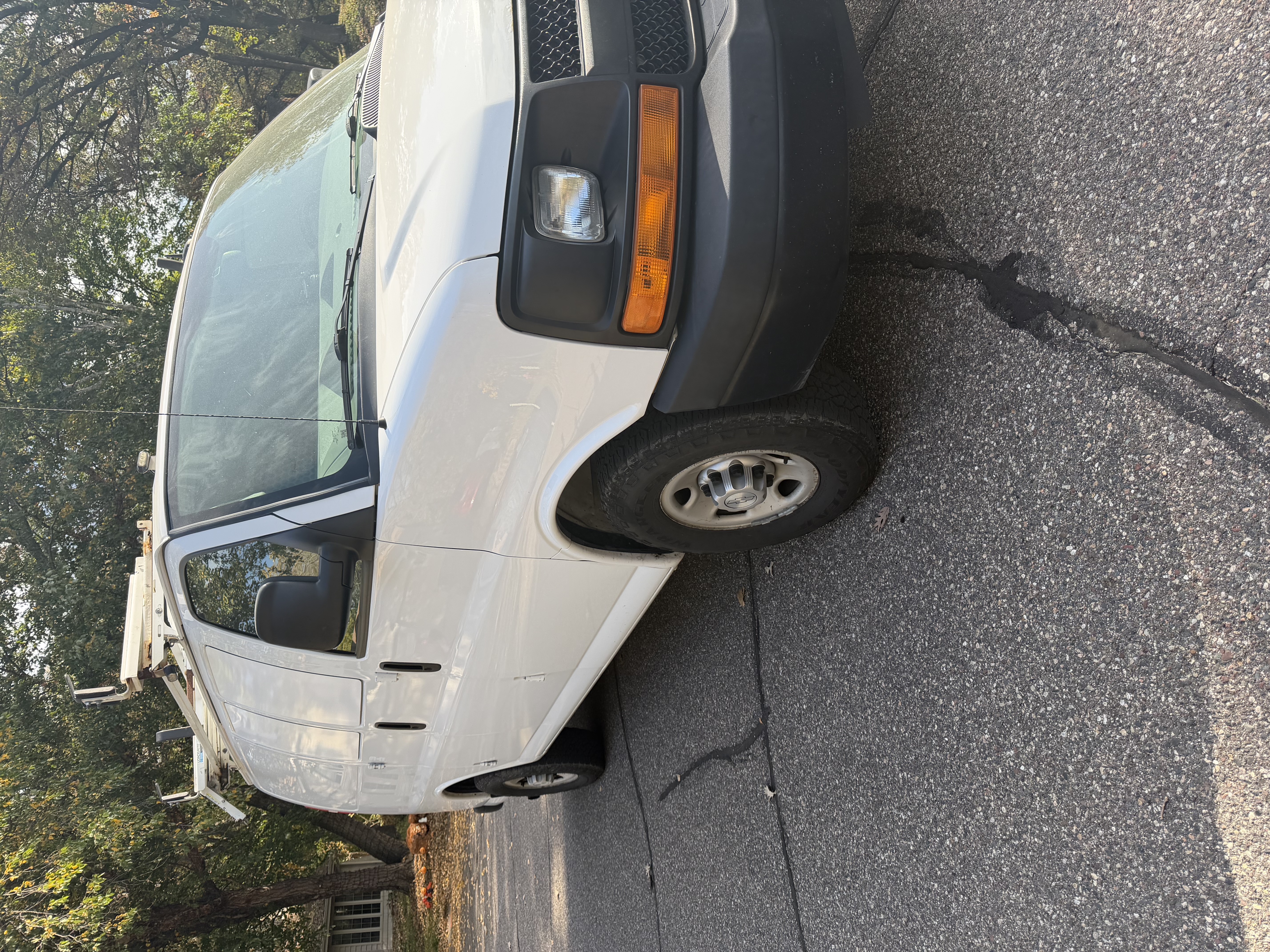 Used 2015 Chevrolet Express 2500 RWD image 2