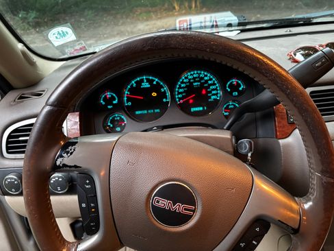 Used 2008 GMC Yukon XL 2500 SLT w/ SLT Preferred Equipment Group AWD/4WD image 9