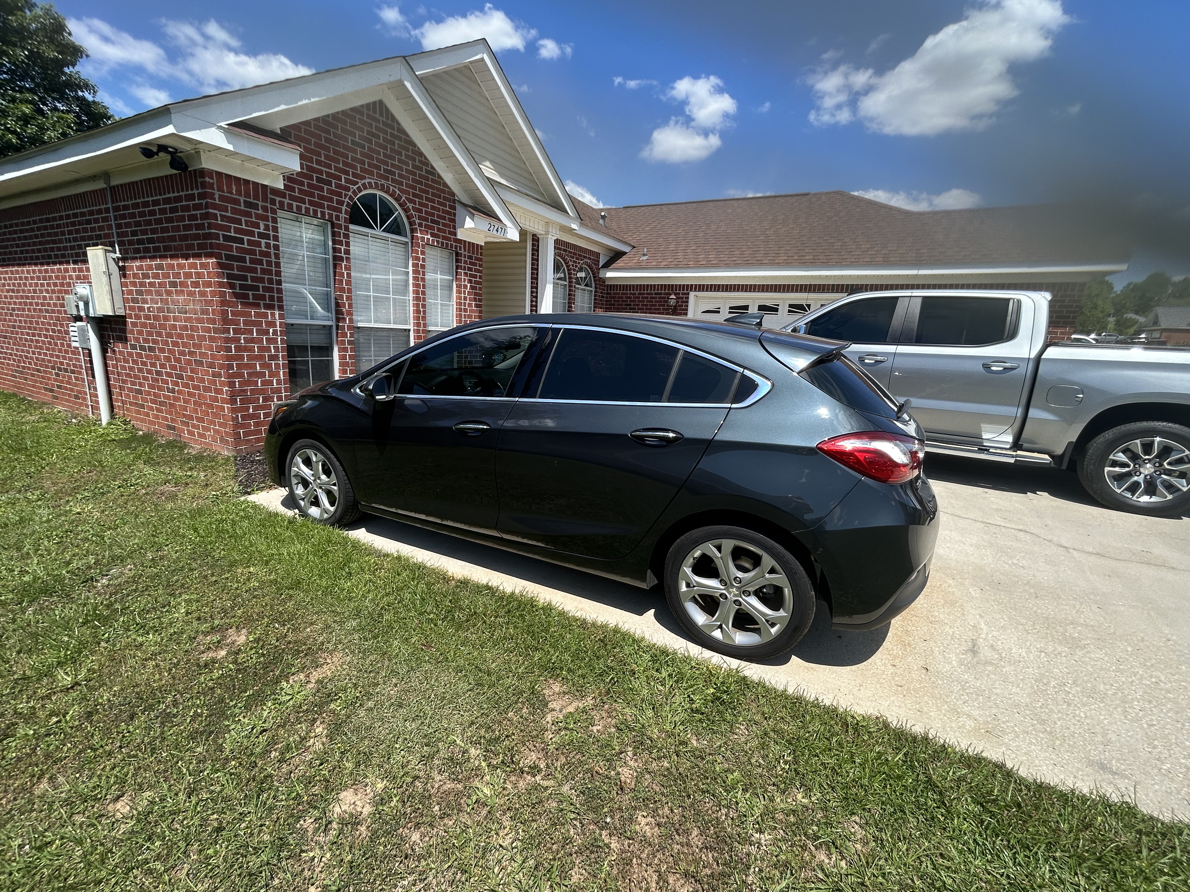 Used 2017 Chevrolet Cruze Premier FWD image 2