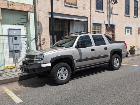 Used 2004 Chevrolet Avalanche Z71 w/ Preferred Equipment Group image 1