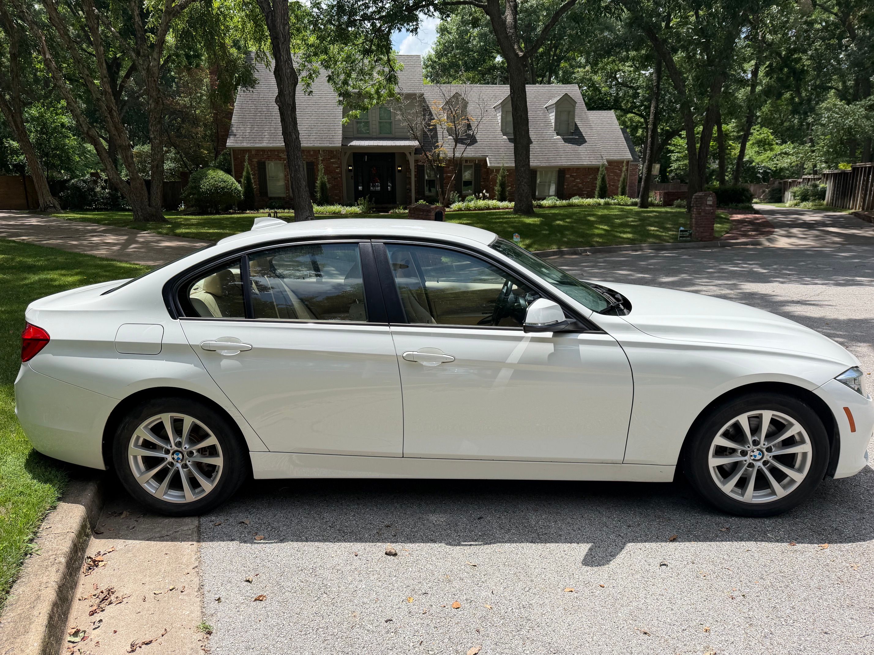 Used 2016 BMW 320i Sedan RWD image 2