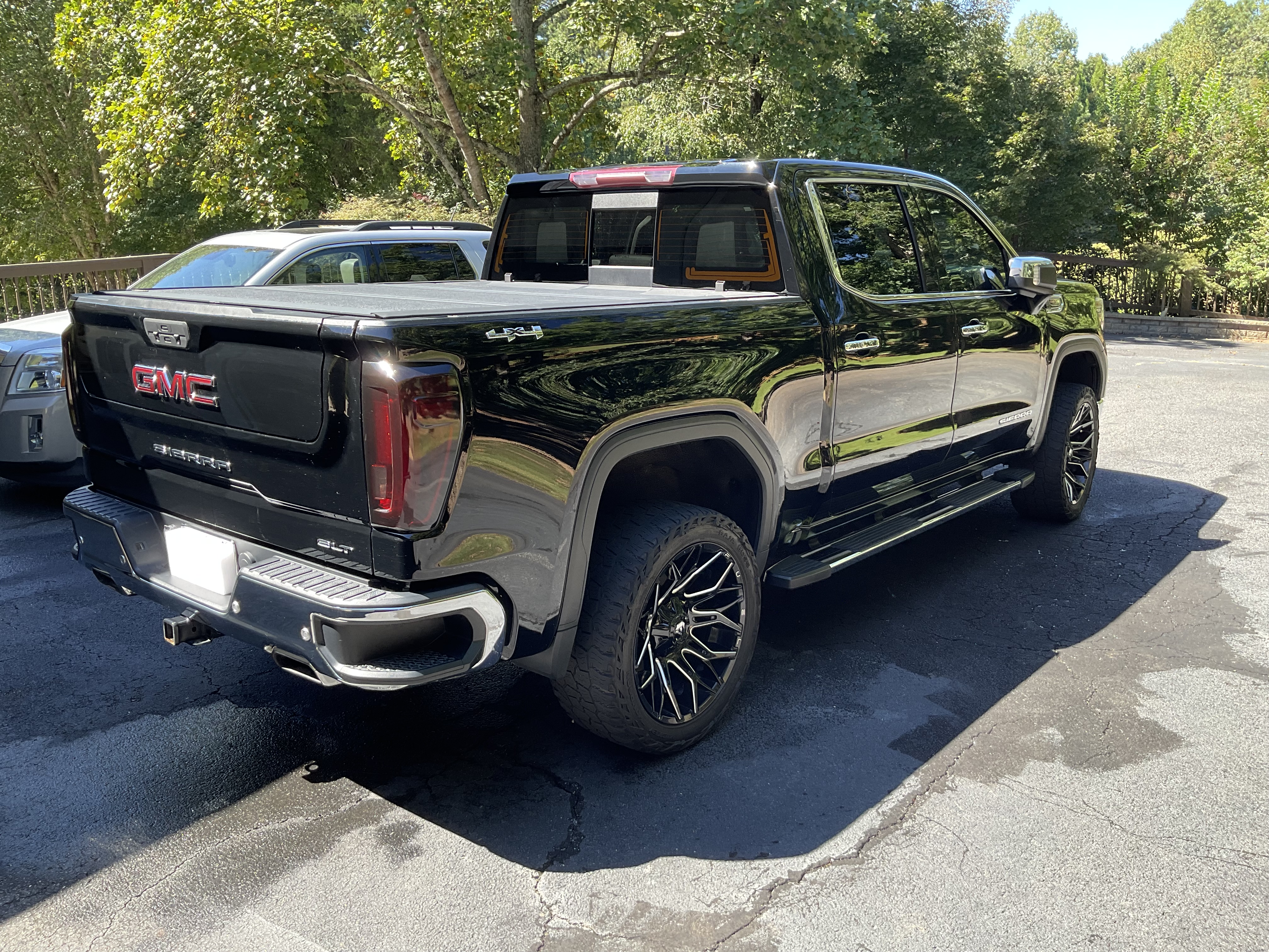 Used 2022 GMC Sierra 1500 SLT w/ SLT Premium Plus Package AWD/4WD image 5